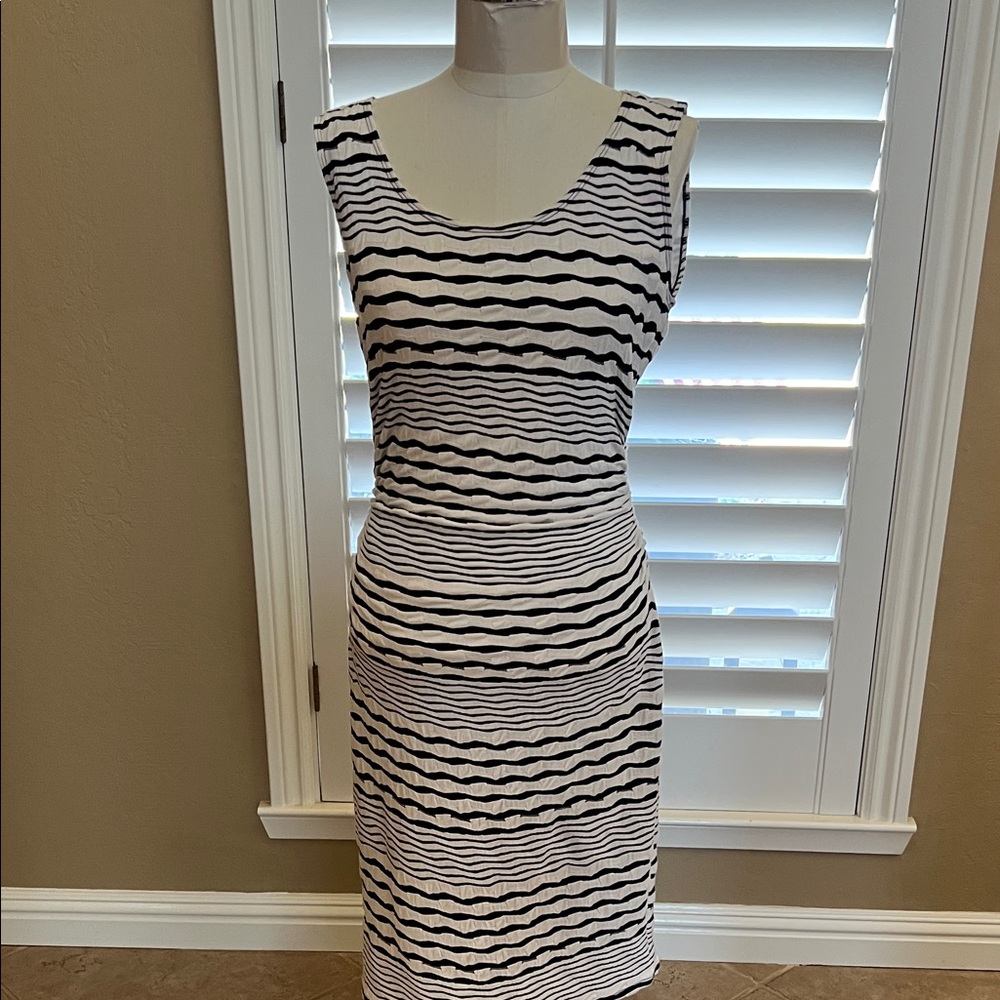 Studio M Black and White Wave Pattern Midi Dress